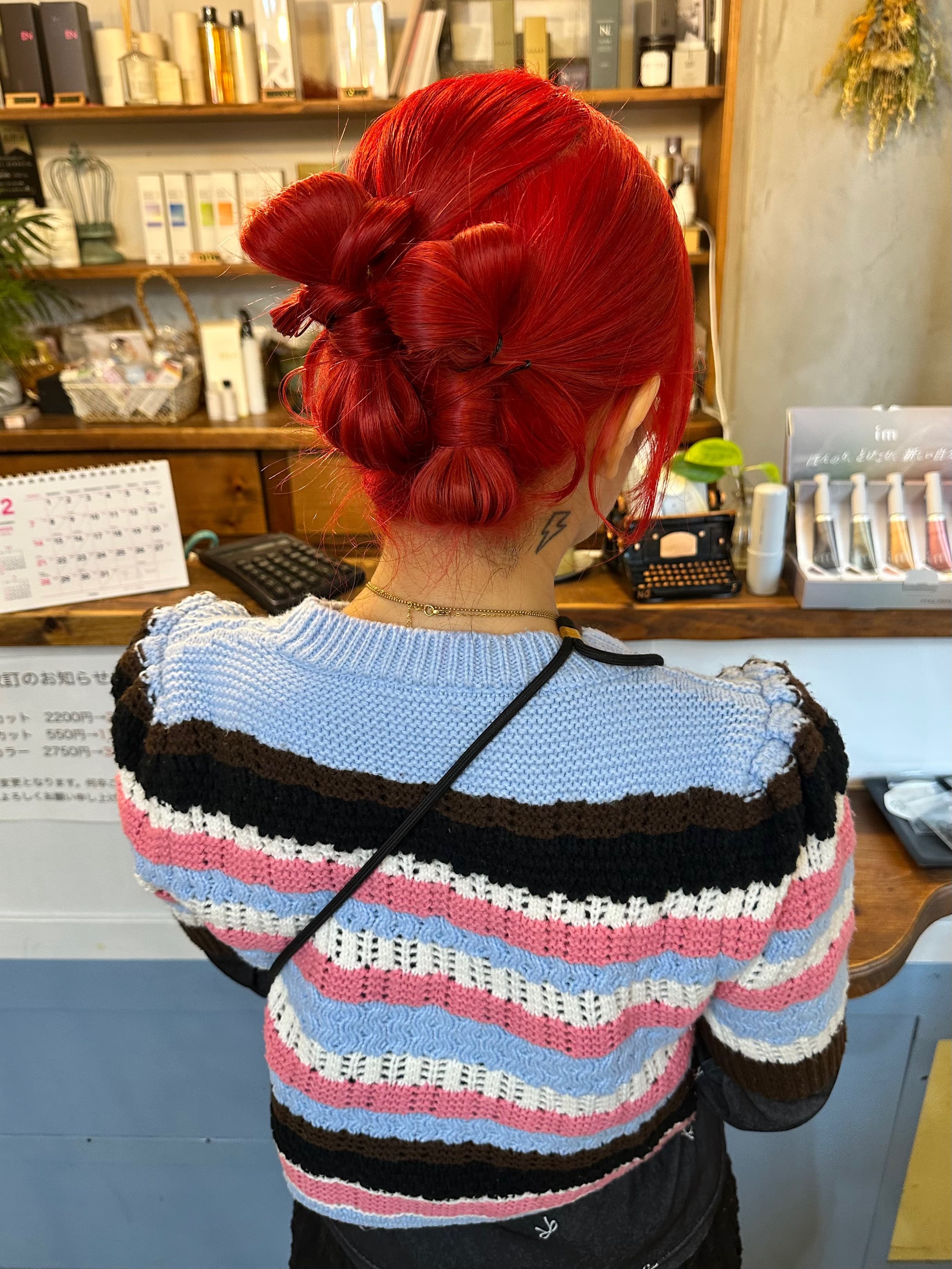 華やかなレッドのシニヨン