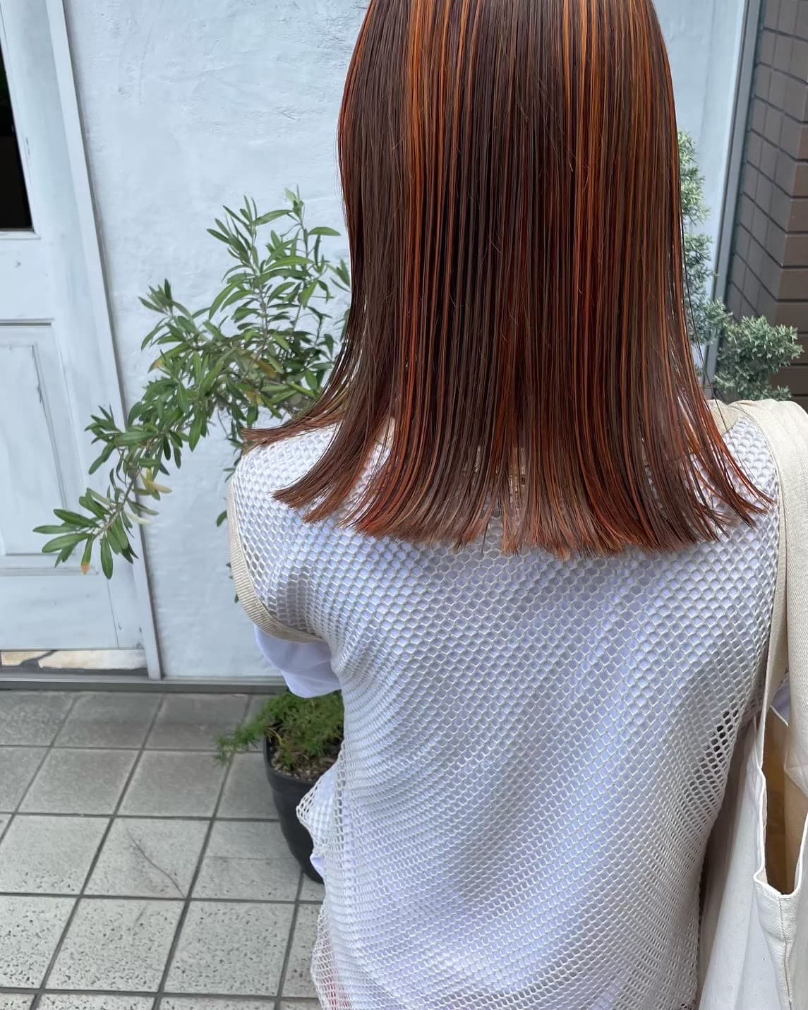 鮮やかなオレンジのロングヘア