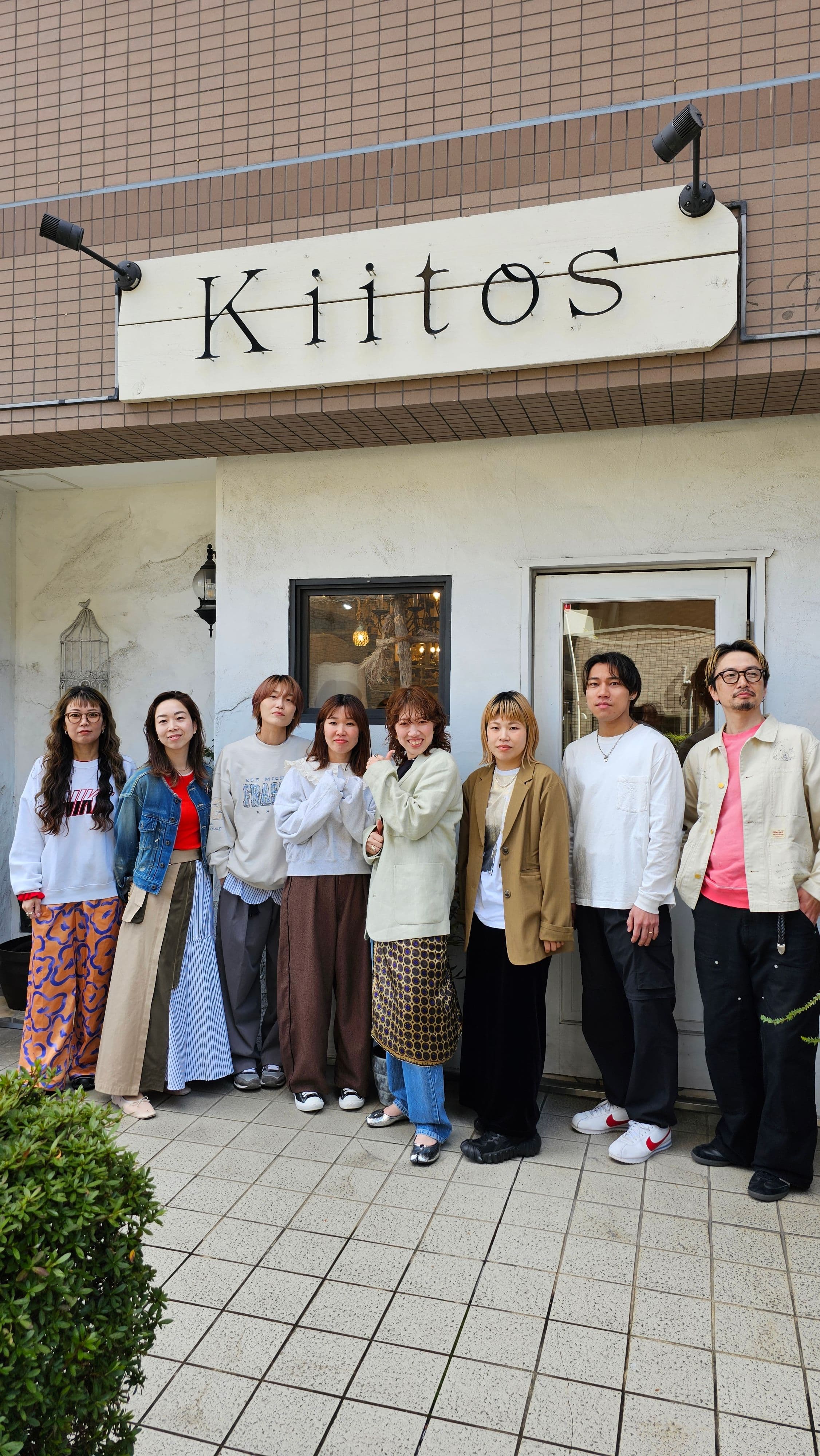 スタッフ一同とKiitosの店舗看板